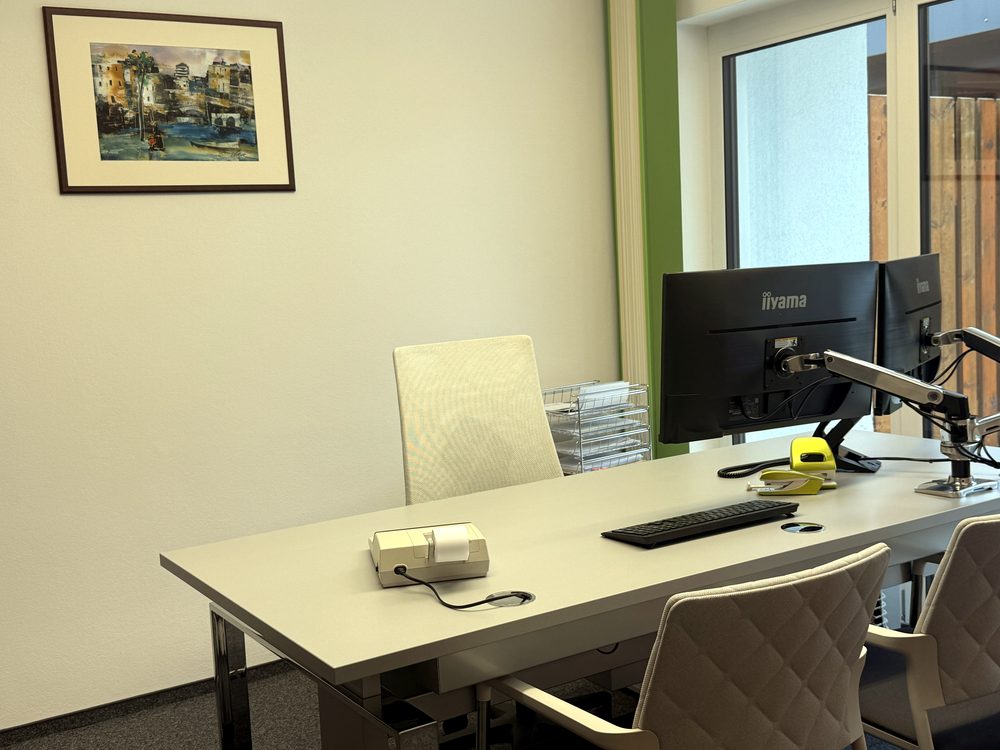 Modern eingerichteter Arbeitsplatz im Büro